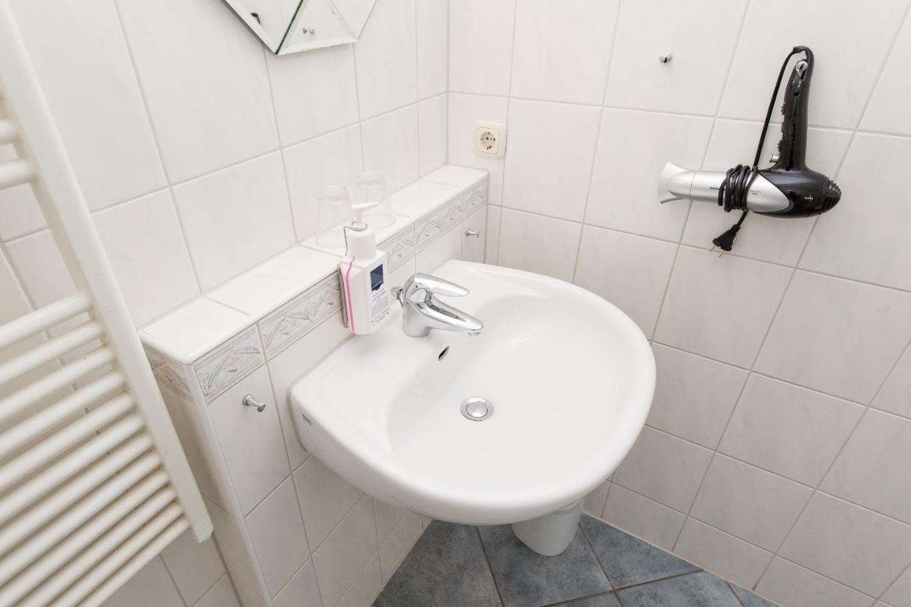 Hotel Garni Am Deich Цингст Экстерьер фото